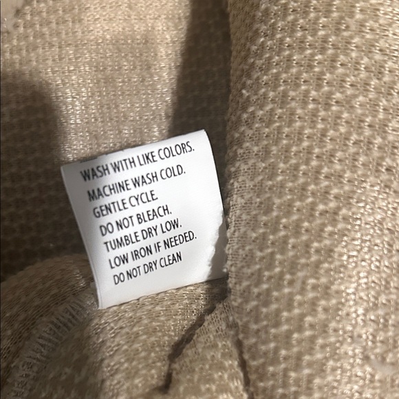 NWOT Sherpa Vest with Black Buttons Size M - Picture 4 of 9